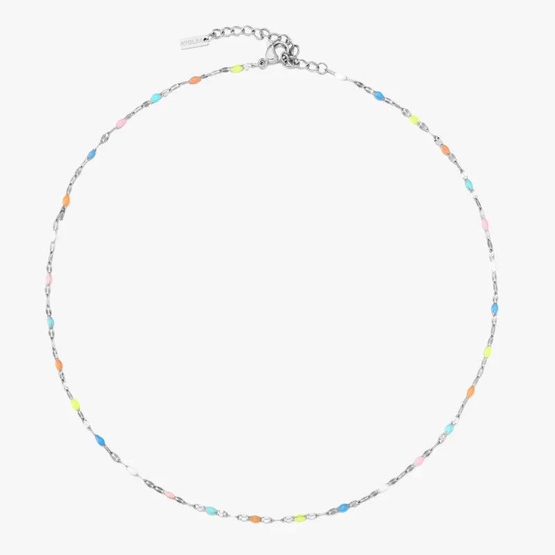 Colar delicado Rainbow Dainty Choker da Mari Gavane em prata com detalhes coloridos em forma de arco-íris.