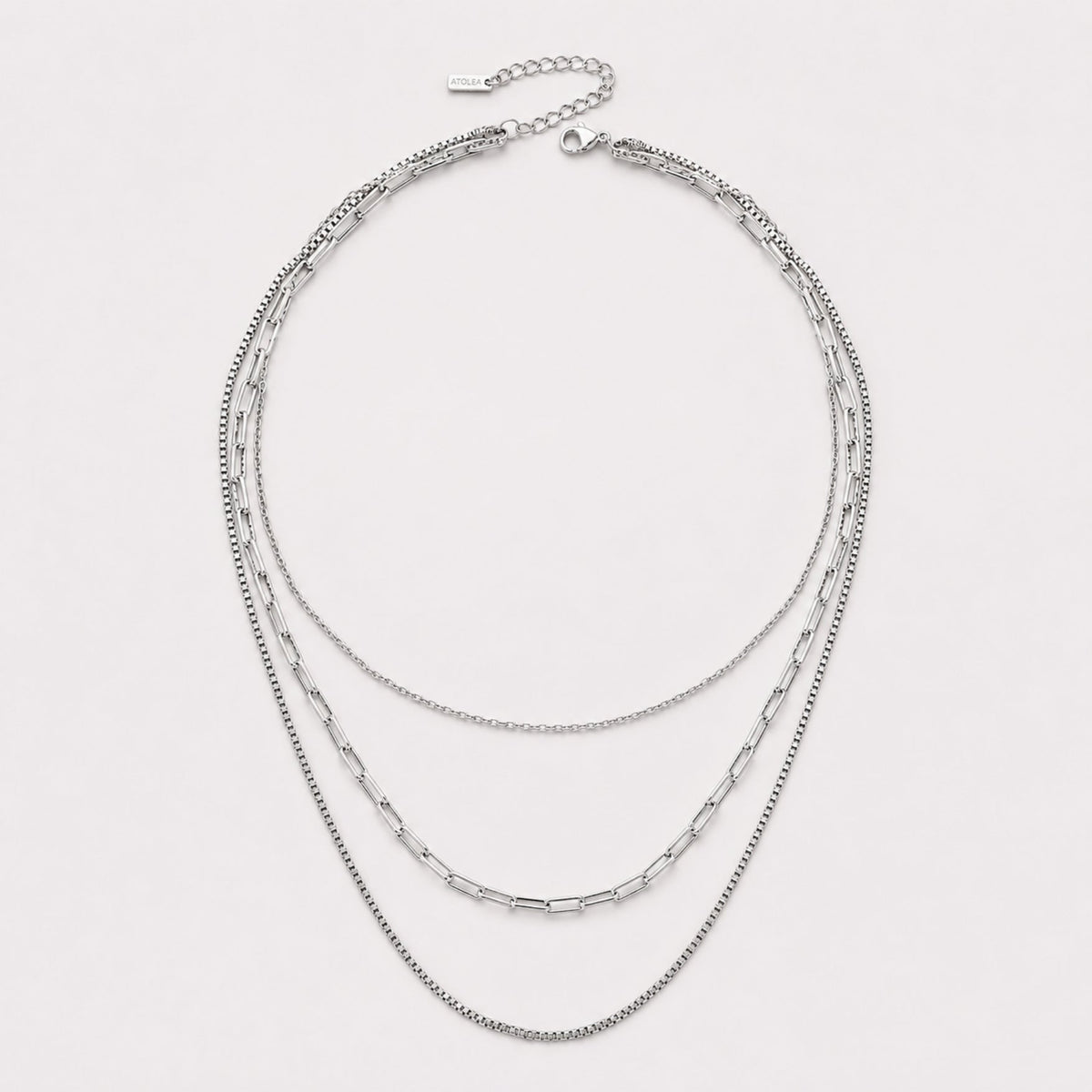 Colar em camadas prateado da Mari Gavane, destaque para detalhes elegantes e design sofisticado, ideal para looks modernos.
