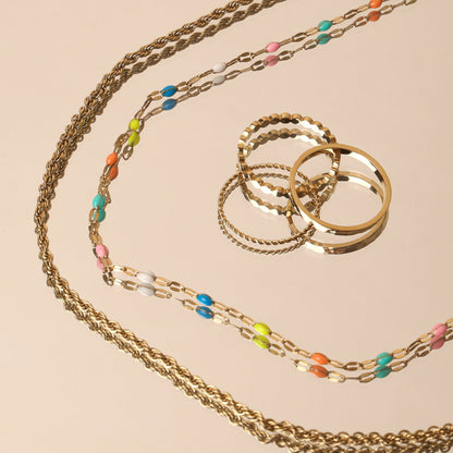 Colar delicado Rainbow Dainty Choker da Mari Gavane, com fundo branco e detalhes coloridos em estilo minimalista.