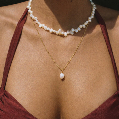 Colar de pérola Barroca da marca Mari Gavane com pingente de pérola, acabamento em ouro 14k, peça elegante para o pescoço.