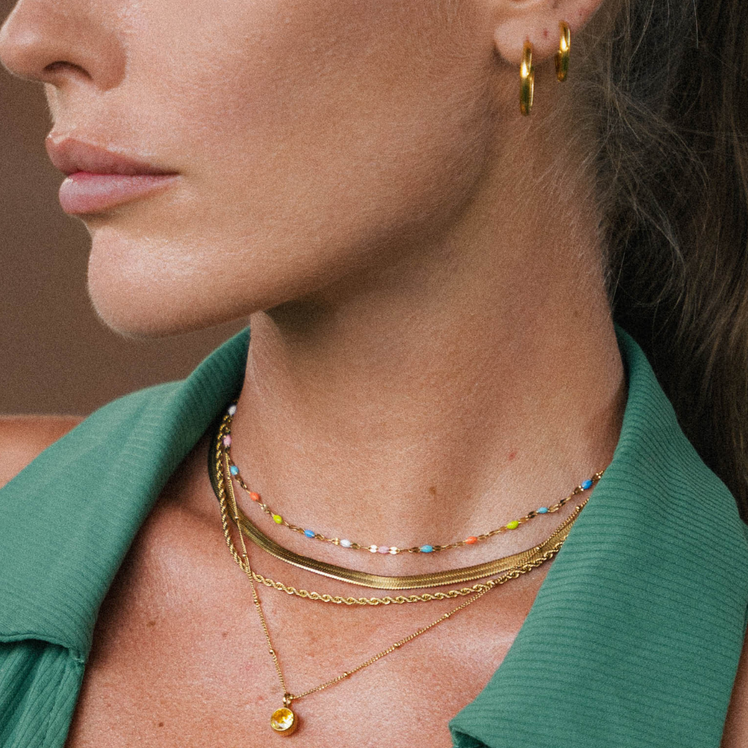 Colar delicado com arco-íris da Mari Gavane, choker de brincos finos e coloridos, ideal para looks modernos e estilosos.