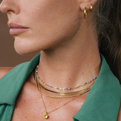Colar delicado com arco-íris da Mari Gavane, choker de brincos finos e coloridos, ideal para looks modernos e estilosos.