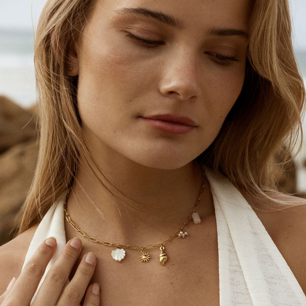 Colar Capri Choker da Mari Gavane com pingentes de praia e charms, ajustável, estilo choker para looks casuais e descontraídos.