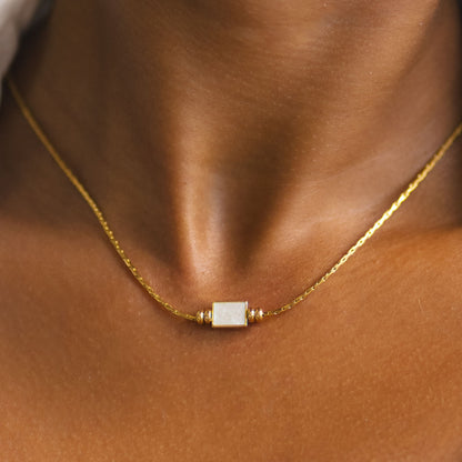 Colar delicado Mari Gavane Lune com pingente de pérola dourada em prata, estilo minimalista e elegante.