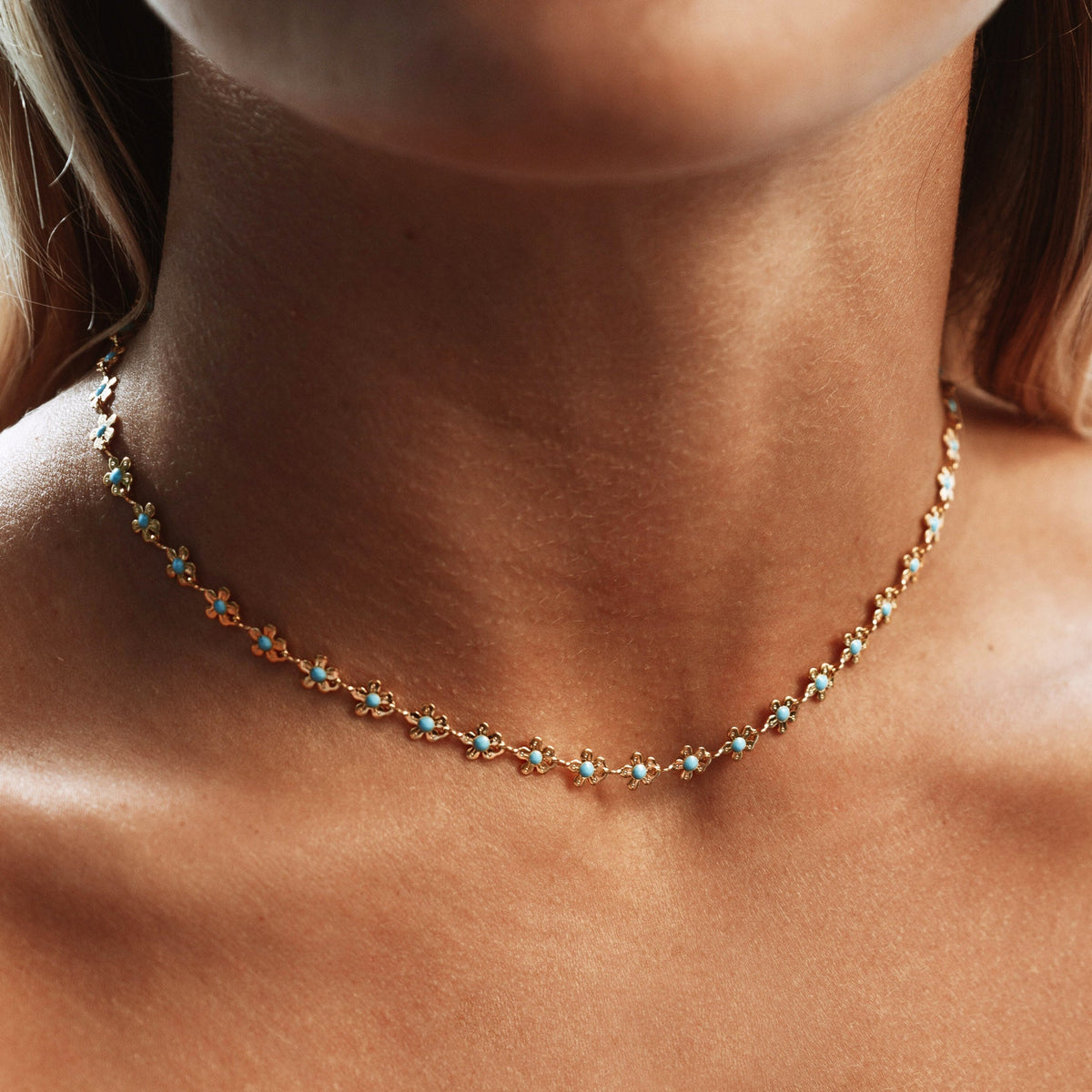 Colar de flor Daisy da marca Mari Gavane, choker delicado com flor branca e detalhes elegantes, ideal para looks femininos.