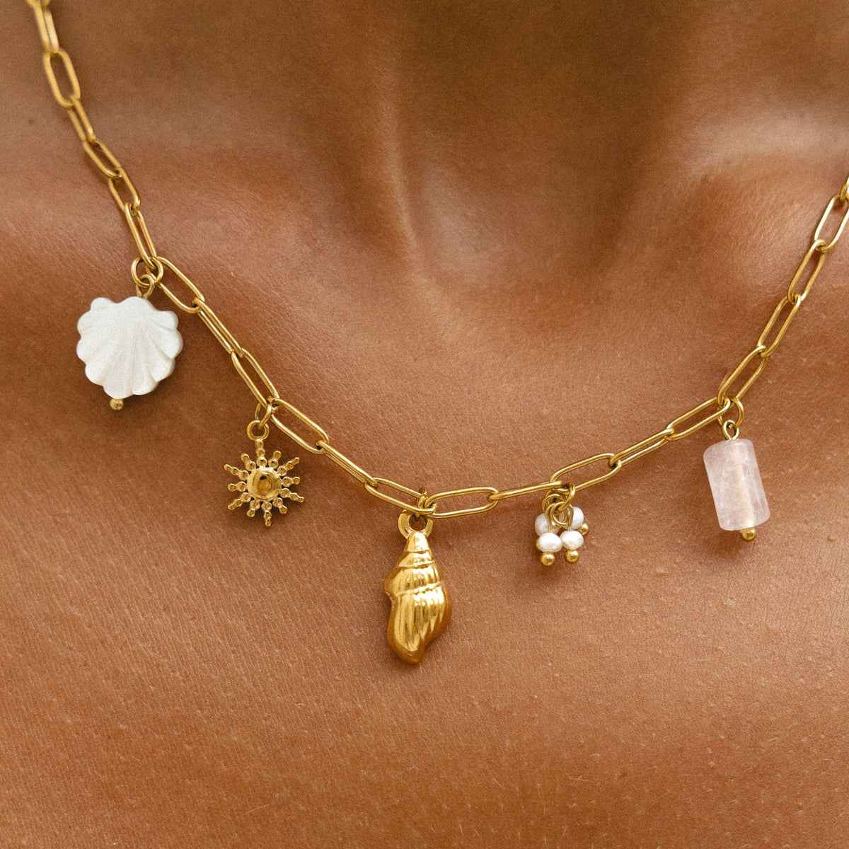 Colar choker Capri da Mari Gavane com pingente de pérola dourada e acabamento em ouro, estilo delicado e elegante.