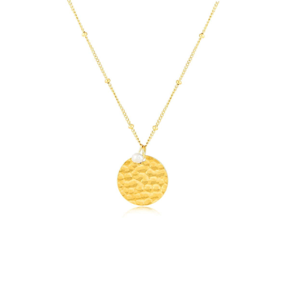 Colar de medalhão Island da Mari Gavane com acabamento martelado, peça de joalheria elegante e moderna.