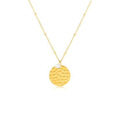 Colar de medalhão Island da Mari Gavane com acabamento martelado, peça de joalheria elegante e moderna.