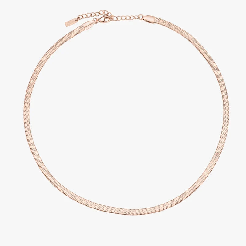 Colar chokers Kauai Herringbone na cor ouro rosa, estilo delicado e elegante, da marca Mari Gavane.