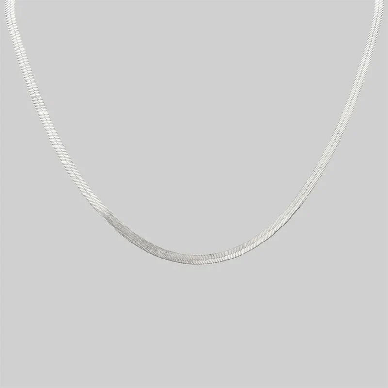 Colar Kauai Herringbone da Mari Gavane, estilo colar de corrente em padrão herringbone, com acabamento elegante e brilho sutil.