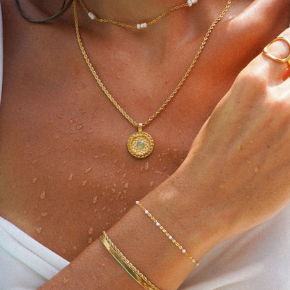 Colar Inca Sun de Mari Gavane com design inspirado no sol, feito de metal dourado e detalhes elegantes.