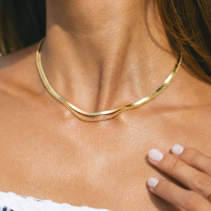 Colar em camadas da Mari Gavane com pingentes delicados e detalhes leves, estilo sofisticado e moderno em prata ou ouro.