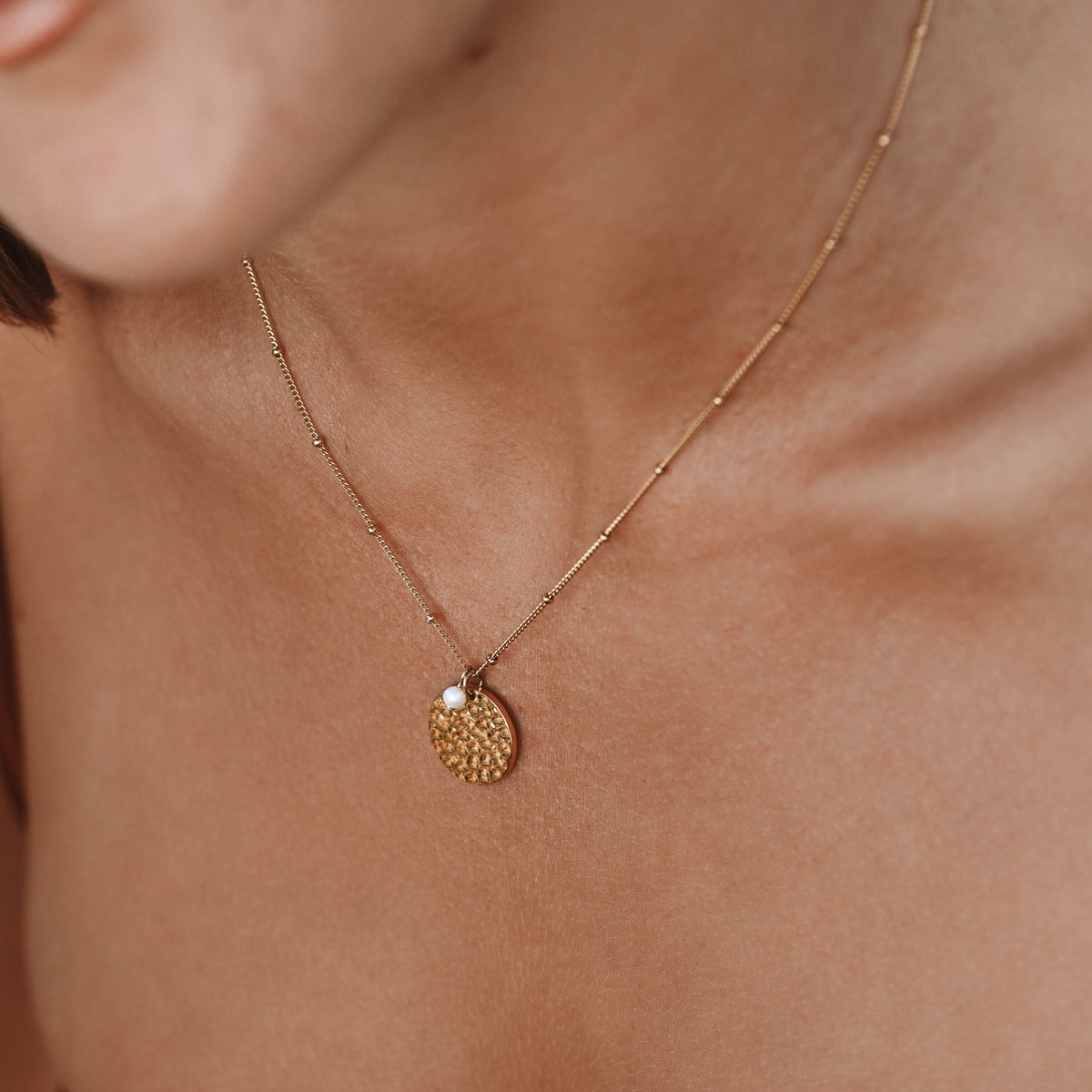 Colar com medalhão da coleção Island Medallion da marca Mari Gavane, com detalhes elegantes e acabamento em metal dourado.