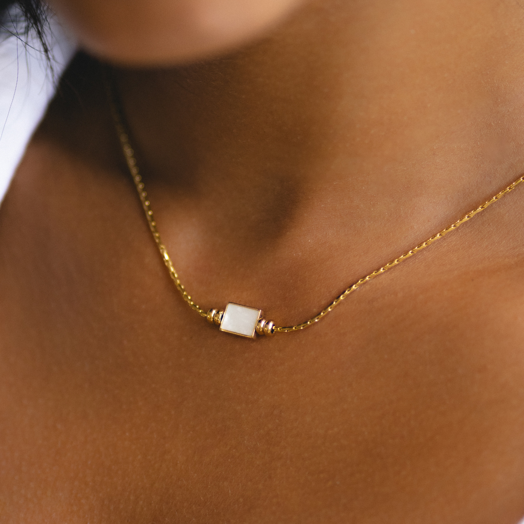 Colar Lune da Mari Gavane com pingente de pérola em forma de cobra, detalhe elegante e sofisticado.