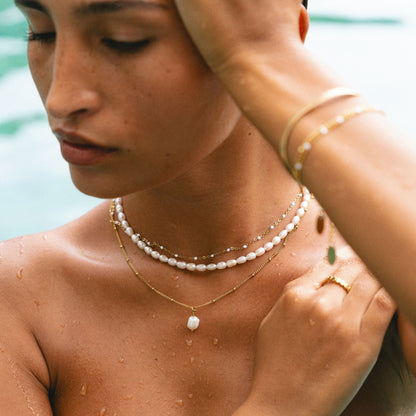 Colar de pérolas de água doce Mari Gavane, choker elegante com pérolas brilhantes e delicadas, ideal para ocasiões especiais.