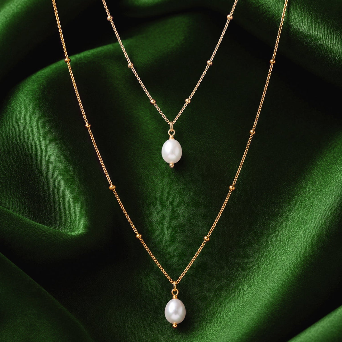Colar com pingente de pérola barroca da marca Mari Gavane, destacando a pérola única em ouro 14k.