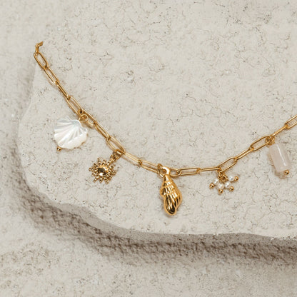 Colar Capri Choker da Mari Gavane com pérolas e conchas, estilo delicado e elegante para complementar o visual.