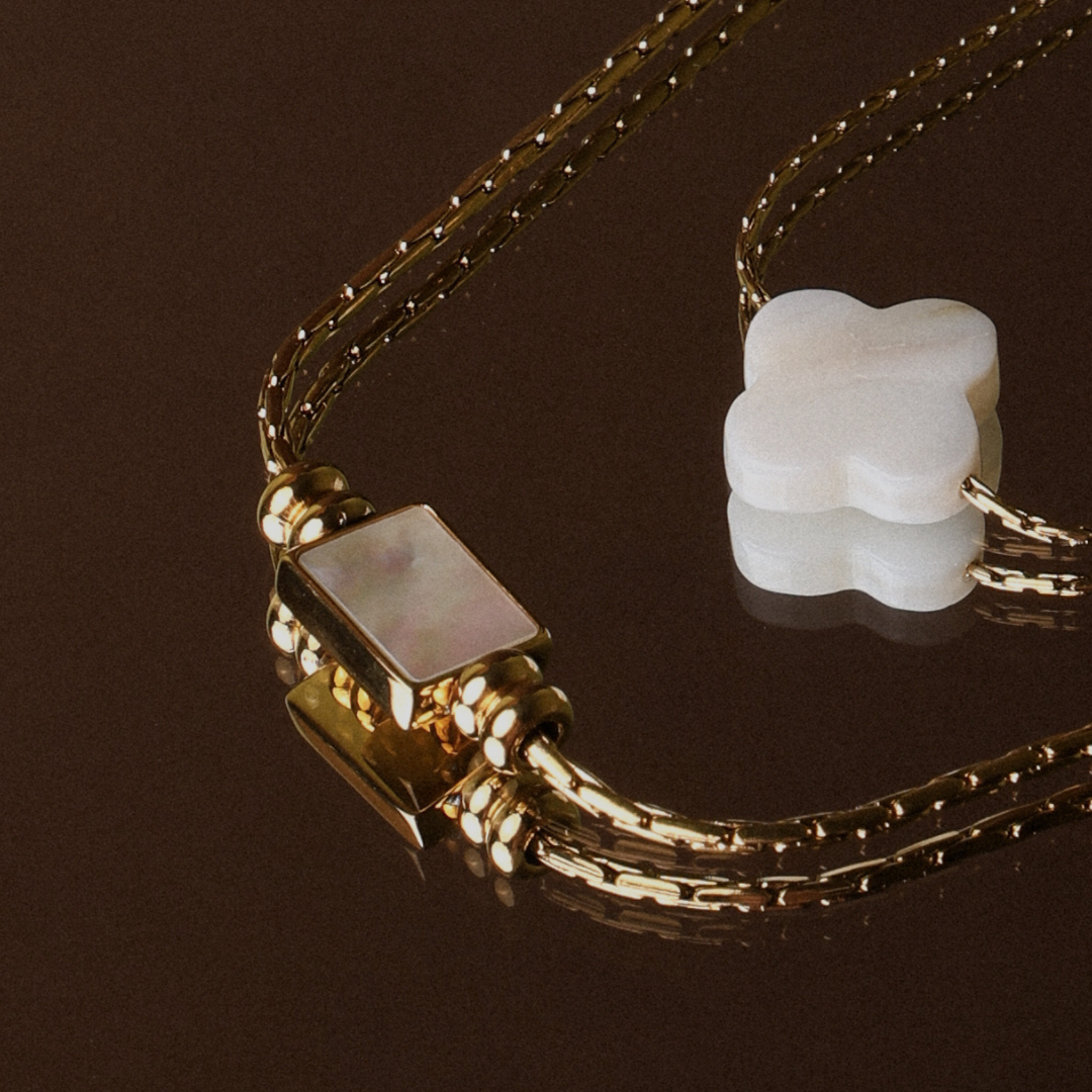Colar Lune da Mari Gavane com pingente retangular de pérola, modelo elegante e delicado feito de prata.