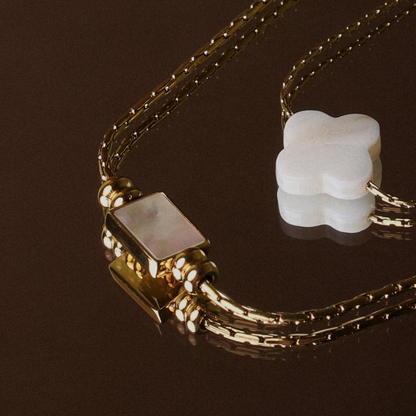 Colar Lune da Mari Gavane com pingente retangular de pérola, modelo elegante e delicado feito de prata.