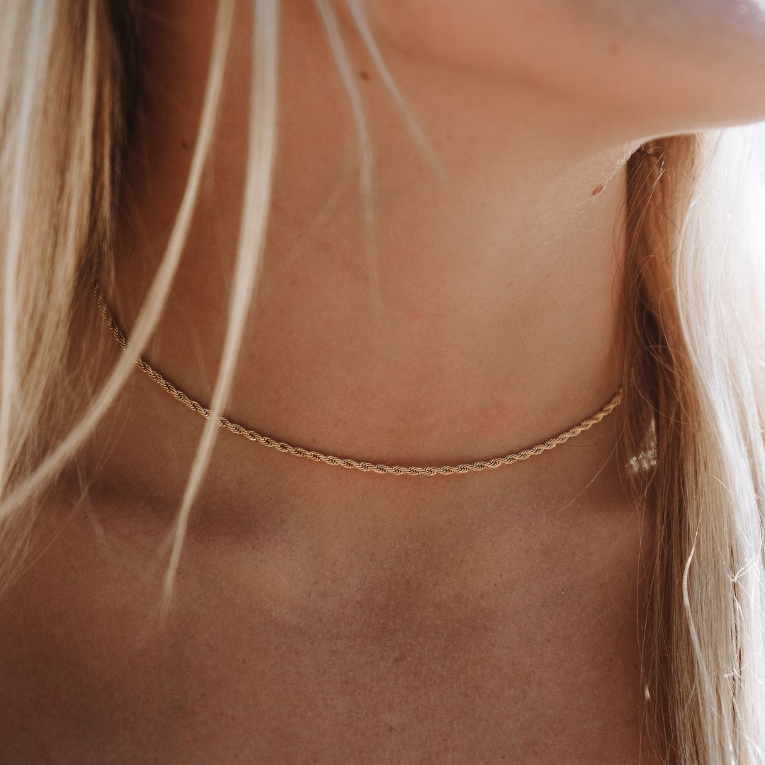 Colar de corrente de corda Mari Gavane, necklace de metal dourado com design entrelaçado, estilo elegante e contemporâneo.