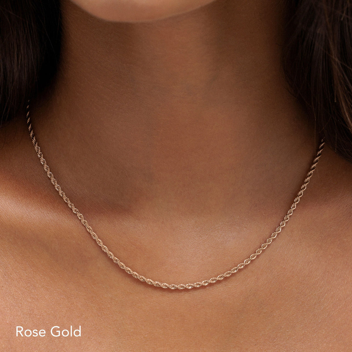 Corrente de corda em ouro rosa Mari Gavane, colar delicado de estilo rope com acabamento brilhante.