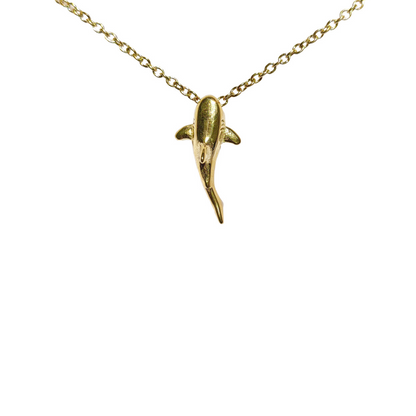 Colar de tubarão dourado com detalhes brancos, acessório de moda da marca Mari Gavane, exibido em fundo branco.
