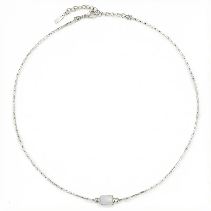 Colar prata Lune da Mari Gavane com pingente de lua em destaque, acessório delicado e elegante para o pescoço.