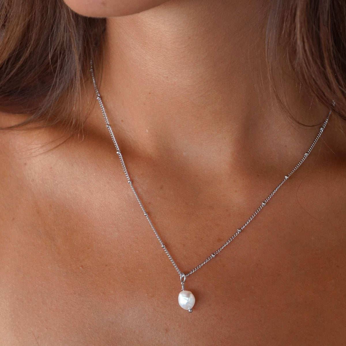 Colar de pérola barroca da Mari Gavane com pingente de pérola, acabamento em prata, estilo elegante e sofisticado.