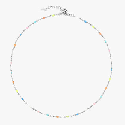 Colar delicado Rainbow Dainty Choker da Mari Gavane em prata com detalhes coloridos em forma de arco-íris.
