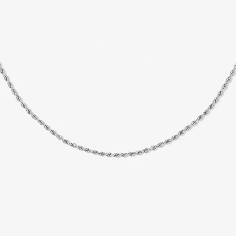 Colar de corrente de corda prateada Mari Gavane para mulheres, estilo elegante e delicado, com detalhes de elos entrelaçados.