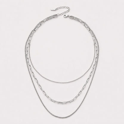 Colar em camadas prateado da Mari Gavane, destaque para detalhes elegantes e design sofisticado, ideal para looks modernos.