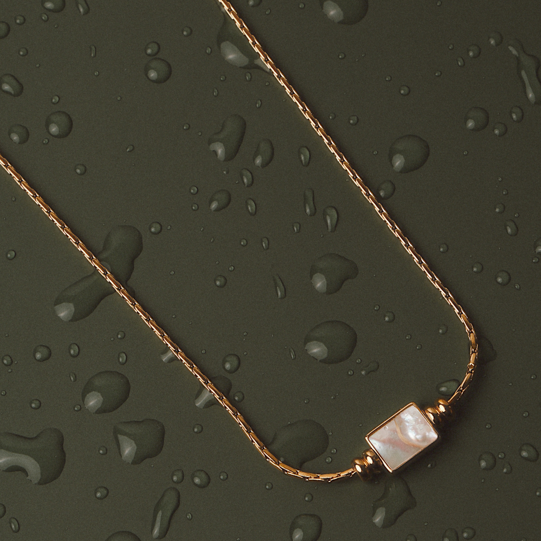 Colar Lune Mari Gavane com corrente de cobra e pingente, em acabamento prateado elegante.