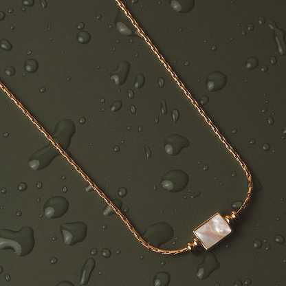Colar Lune Mari Gavane com corrente de cobra e pingente, em acabamento prateado elegante.