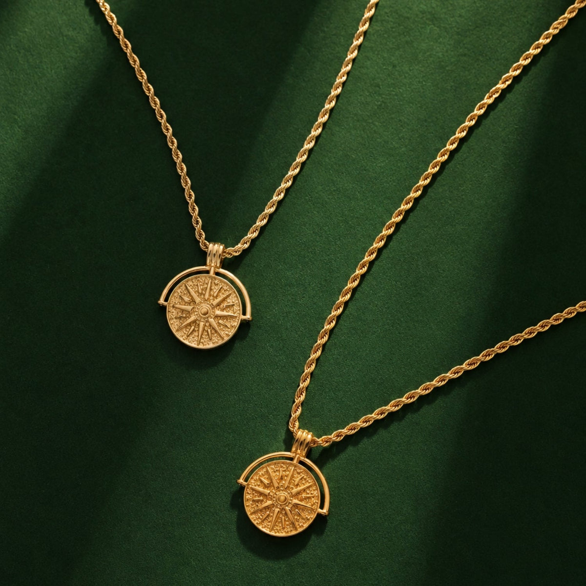 Colar com pingente de sol dourado em ouro 14k da marca Mari Gavane, com design elegante e detalhes brilhantes.