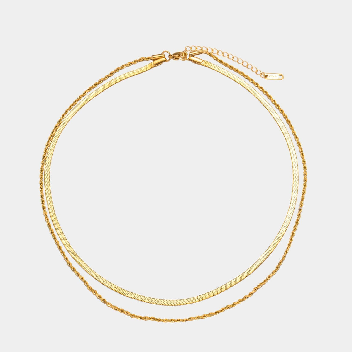 Colar em camadas à prova d'água da Mari Gavane, com detalhes elegantes e design externo sofisticado.