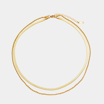 Colar em camadas à prova d'água da Mari Gavane, com detalhes elegantes e design externo sofisticado.